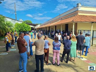 Vota��o em clima tranquilo e filas dentro do esperado na cidade de Guaxup�