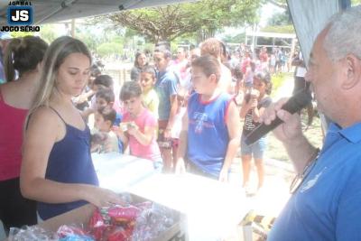 Crianas e adultos participam de festa organizada por voluntrios