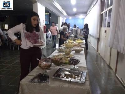Voluntários promovem mais um jantar para ajudar a Apae