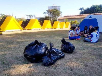 Desbravadores retiram oito sacos de lixo do Parque Mogiana, em Guaxupé