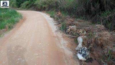Usuários de estrada vicinal em Guaxupé denunciam descartes ilegais de resíduos calçadistas